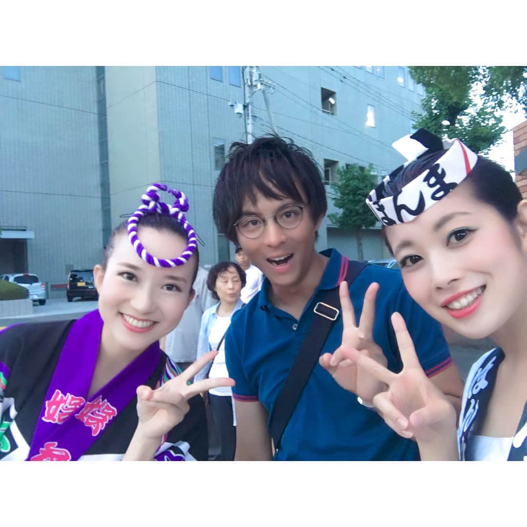 梅山茜さんのインスタグラム写真 - (梅山茜Instagram)「. ＊阿波踊り３日目＊ . この日もゴジカル！終わりの参加🙋🏻 最初の踊り込みまで余裕があったので ともちんと一緒に向かってたら 会社前で江間アナに遭遇🤗 そして２人とも市役所なのでスタタタタ💨 この日のスケジュールは市役所→紺屋町で輪踊り→ 紺屋町→紺屋町で輪踊り→紺屋町 その紺屋町で(どの紺屋町？笑)保岡アナにも遭遇！！！ というか、ともちんと保岡さんが遭遇して ２人で一生懸命探してくれてたらしい😭💕愛しみ。。 みんな違う法被だけど中々良い感じじゃないですか？😏 そしてこの日の輪踊りでは初めて 新人だけのパートがあって 緊張したけどめっちゃ楽しかった😂😂💕 放送とはまた違った緊張感を味わいました😂😂 この日は元から桟敷の数が少なかったけど 輪踊りもあったし 色んな友達も見に来てくれたし充実してたーっ😝😝 女踊りの人達との写真は、撮る時に 「はい、チーズ✌︎」じゃなくて 「はい、梅ちゃん」って言われて爆笑🤣🤣🤣 . #阿波踊り#阿波おどり#ほんま連#2018阿波おどり#平成最後の夏#夏休み#盆踊り#お盆#お盆休み#ゴジカル#四国放送#アナウンサー#女子アナ#趣味#お祭り#同期#オールバック#awaodori#dance#梅山茜#男踊り#やっとさー#踊る阿呆#徳島#四国#生放送#娯茶平#enjoy#summer」8月19日 18時07分 - umeyama_akane