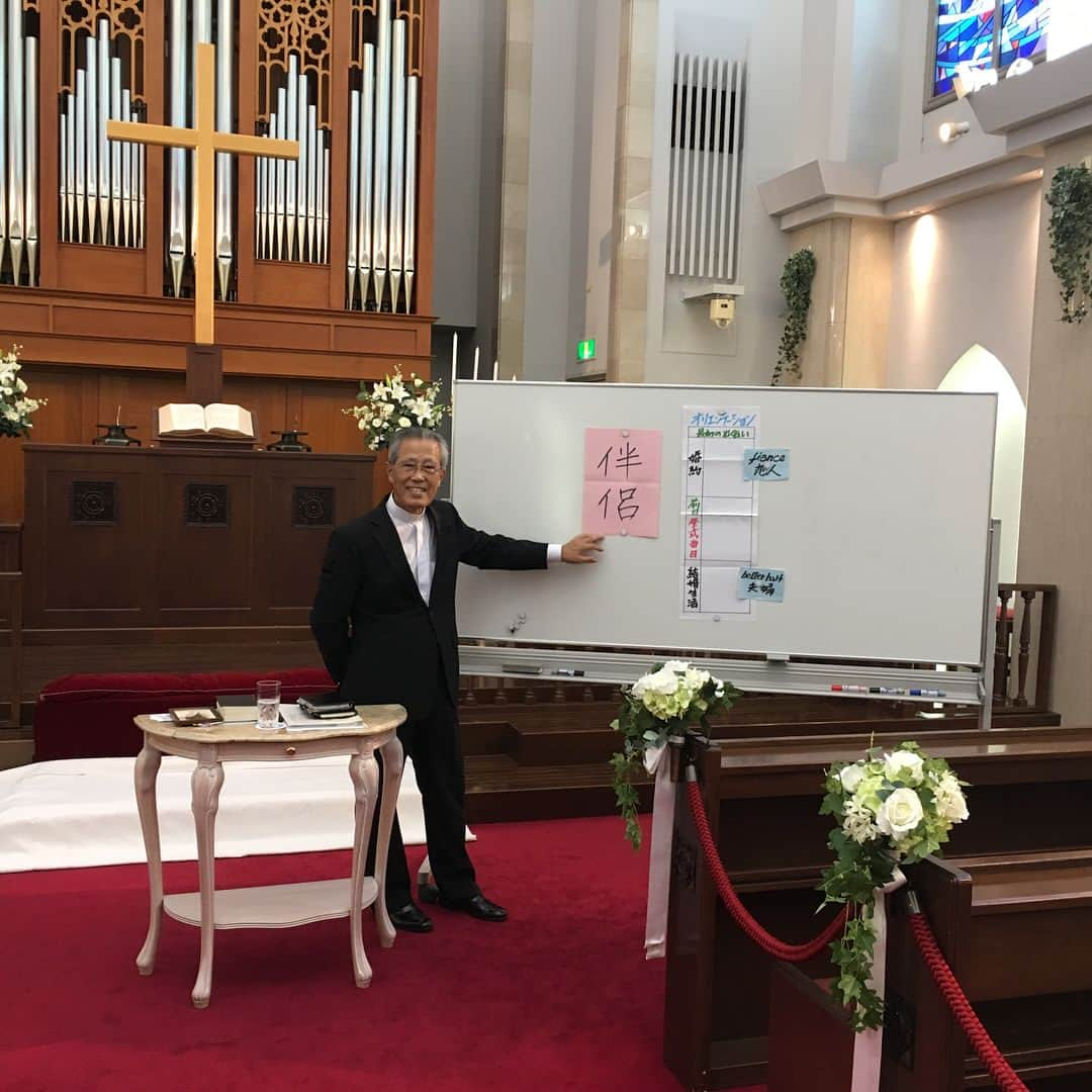 ivyhallWeddingのインスタグラム：「アイビーホールオンリーワンイベント⛪️ 本日はの栗原主任牧師のオリエンテーションがありました🎵 結婚式当日の流れや、結婚式の流れの意味を丁寧に笑いがありつつ、ご説明します。 ご成約いただいた沢山のお客様におこし頂いております⭐️ フェア申し込みはＨPから！  #50周年 #結婚式#大切な歴史 #アイビーホールウエディング  #ゼクシィ #プレ花嫁 #結婚式 #卒花嫁 #結婚準備 #プレ花嫁卒業 #表参道ウエディング #ブライダルブーケ #ぷれはなよめ #プレ花嫁 #ステンドグラス #ステンドグラス表参道 #表参道牧師」