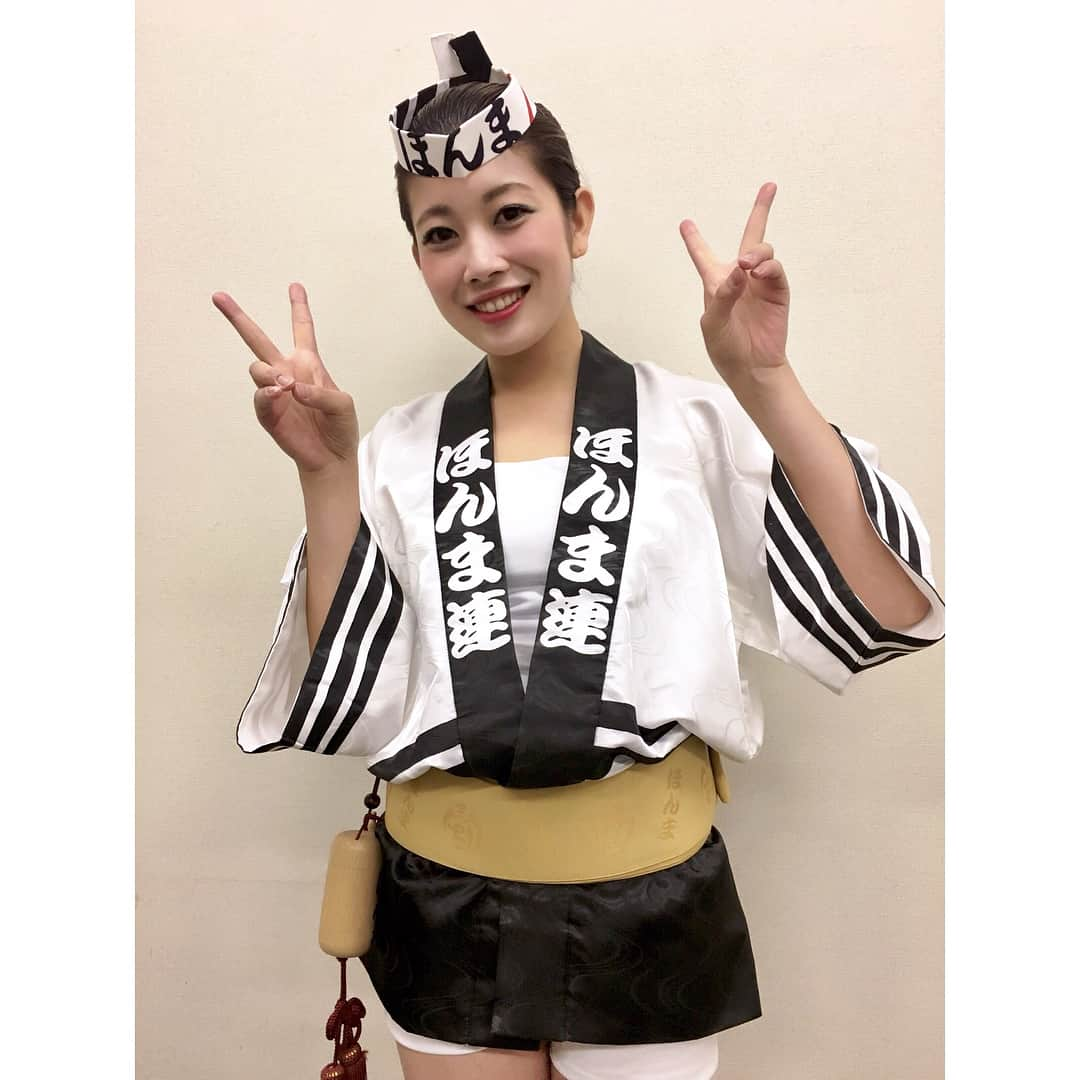 梅山茜さんのインスタグラム写真 - (梅山茜Instagram)「. ＊阿波踊り３日目＊ . この日もゴジカル！終わりの参加🙋🏻 最初の踊り込みまで余裕があったので ともちんと一緒に向かってたら 会社前で江間アナに遭遇🤗 そして２人とも市役所なのでスタタタタ💨 この日のスケジュールは市役所→紺屋町で輪踊り→ 紺屋町→紺屋町で輪踊り→紺屋町 その紺屋町で(どの紺屋町？笑)保岡アナにも遭遇！！！ というか、ともちんと保岡さんが遭遇して ２人で一生懸命探してくれてたらしい😭💕愛しみ。。 みんな違う法被だけど中々良い感じじゃないですか？😏 そしてこの日の輪踊りでは初めて 新人だけのパートがあって 緊張したけどめっちゃ楽しかった😂😂💕 放送とはまた違った緊張感を味わいました😂😂 この日は元から桟敷の数が少なかったけど 輪踊りもあったし 色んな友達も見に来てくれたし充実してたーっ😝😝 女踊りの人達との写真は、撮る時に 「はい、チーズ✌︎」じゃなくて 「はい、梅ちゃん」って言われて爆笑🤣🤣🤣 . #阿波踊り#阿波おどり#ほんま連#2018阿波おどり#平成最後の夏#夏休み#盆踊り#お盆#お盆休み#ゴジカル#四国放送#アナウンサー#女子アナ#趣味#お祭り#同期#オールバック#awaodori#dance#梅山茜#男踊り#やっとさー#踊る阿呆#徳島#四国#生放送#娯茶平#enjoy#summer」8月19日 18時07分 - umeyama_akane