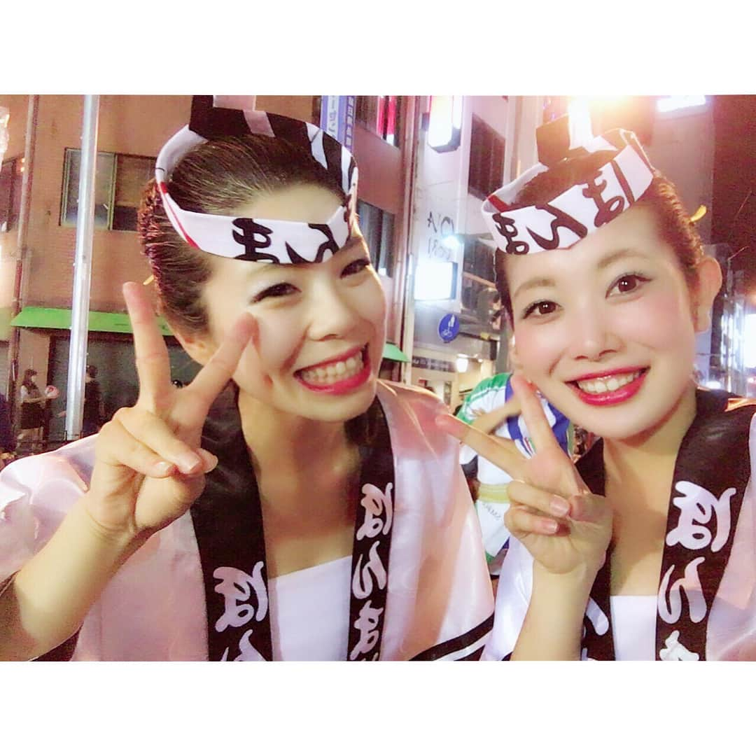 梅山茜さんのインスタグラム写真 - (梅山茜Instagram)「. ＊阿波踊り３日目＊ . この日もゴジカル！終わりの参加🙋🏻 最初の踊り込みまで余裕があったので ともちんと一緒に向かってたら 会社前で江間アナに遭遇🤗 そして２人とも市役所なのでスタタタタ💨 この日のスケジュールは市役所→紺屋町で輪踊り→ 紺屋町→紺屋町で輪踊り→紺屋町 その紺屋町で(どの紺屋町？笑)保岡アナにも遭遇！！！ というか、ともちんと保岡さんが遭遇して ２人で一生懸命探してくれてたらしい😭💕愛しみ。。 みんな違う法被だけど中々良い感じじゃないですか？😏 そしてこの日の輪踊りでは初めて 新人だけのパートがあって 緊張したけどめっちゃ楽しかった😂😂💕 放送とはまた違った緊張感を味わいました😂😂 この日は元から桟敷の数が少なかったけど 輪踊りもあったし 色んな友達も見に来てくれたし充実してたーっ😝😝 女踊りの人達との写真は、撮る時に 「はい、チーズ✌︎」じゃなくて 「はい、梅ちゃん」って言われて爆笑🤣🤣🤣 . #阿波踊り#阿波おどり#ほんま連#2018阿波おどり#平成最後の夏#夏休み#盆踊り#お盆#お盆休み#ゴジカル#四国放送#アナウンサー#女子アナ#趣味#お祭り#同期#オールバック#awaodori#dance#梅山茜#男踊り#やっとさー#踊る阿呆#徳島#四国#生放送#娯茶平#enjoy#summer」8月19日 18時07分 - umeyama_akane