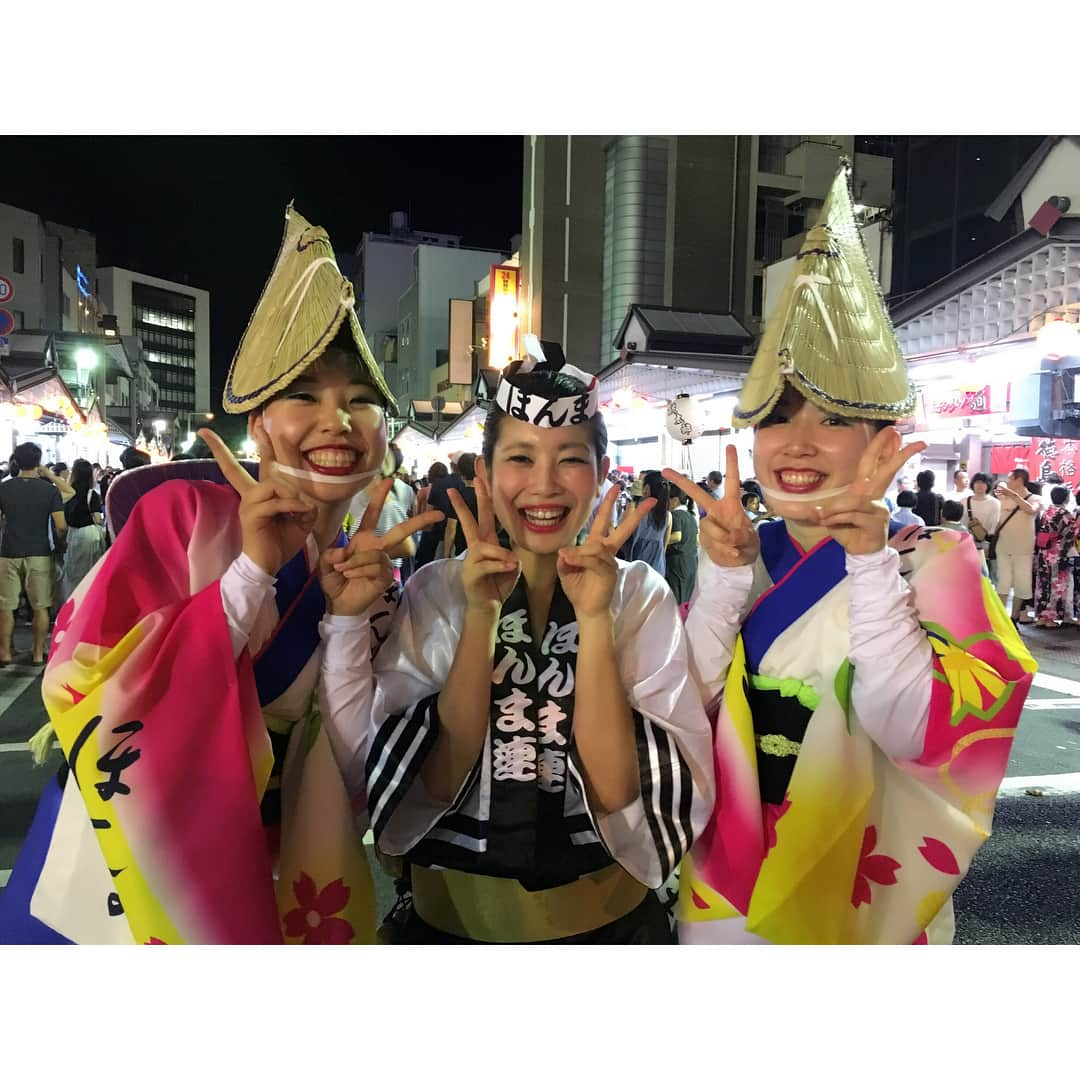 梅山茜さんのインスタグラム写真 - (梅山茜Instagram)「. ＊阿波踊り３日目＊ . この日もゴジカル！終わりの参加🙋🏻 最初の踊り込みまで余裕があったので ともちんと一緒に向かってたら 会社前で江間アナに遭遇🤗 そして２人とも市役所なのでスタタタタ💨 この日のスケジュールは市役所→紺屋町で輪踊り→ 紺屋町→紺屋町で輪踊り→紺屋町 その紺屋町で(どの紺屋町？笑)保岡アナにも遭遇！！！ というか、ともちんと保岡さんが遭遇して ２人で一生懸命探してくれてたらしい😭💕愛しみ。。 みんな違う法被だけど中々良い感じじゃないですか？😏 そしてこの日の輪踊りでは初めて 新人だけのパートがあって 緊張したけどめっちゃ楽しかった😂😂💕 放送とはまた違った緊張感を味わいました😂😂 この日は元から桟敷の数が少なかったけど 輪踊りもあったし 色んな友達も見に来てくれたし充実してたーっ😝😝 女踊りの人達との写真は、撮る時に 「はい、チーズ✌︎」じゃなくて 「はい、梅ちゃん」って言われて爆笑🤣🤣🤣 . #阿波踊り#阿波おどり#ほんま連#2018阿波おどり#平成最後の夏#夏休み#盆踊り#お盆#お盆休み#ゴジカル#四国放送#アナウンサー#女子アナ#趣味#お祭り#同期#オールバック#awaodori#dance#梅山茜#男踊り#やっとさー#踊る阿呆#徳島#四国#生放送#娯茶平#enjoy#summer」8月19日 18時07分 - umeyama_akane