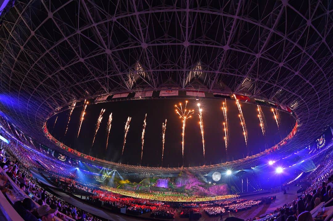 日本オリンピック委員会さんのインスタグラム写真 - (日本オリンピック委員会Instagram)「【DAY1】ジャカルタ・パレンバンアジア大会 @asiangames2018 が18日に開幕！ 日本代表選手団は上野由岐子旗手を先頭に、日本とインドネシアの国旗を振りながらにこやかに入場行進しました 🇯🇵🇮🇩 . #アジア大会 #ジャカルタ #パレンバン #AsianGames2018 #EnergyOfAsia #開会式 #上野由岐子 #ソフトボール #旗手 #YukikoUeno #softball #flagbearer . #がんばれニッポン #TEAMNIPPON #JapaneseOlympicCommittee . 📷 AFLO SPORT, PHOTO KISHIMOTO」8月19日 10時51分 - teamjapanjoc