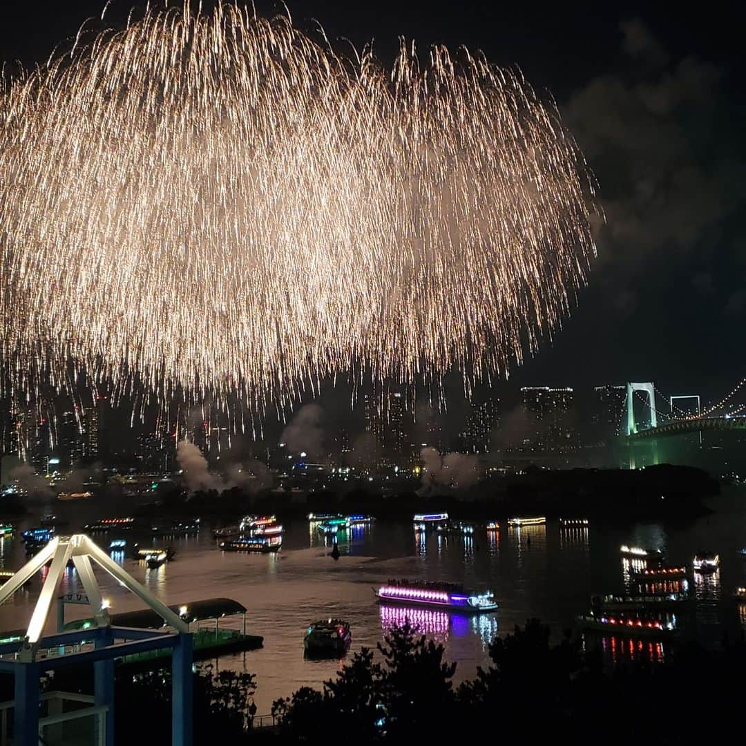 山岡実乃里のインスタグラム：「東京花火大祭2018〜EDO MODE〜  社長の願いを叶えるべく、1年4ヶ月前から上司と2人で立ち上げた花火プロジェクト。 花火の動画を何千回も見たり、全国飛び回ったりして色々と研究してきました。 おかげでステキな花火師さん達に出会えました✨  そこから私達のプロジェクトに賛同してくれる人が増えて、制作委員会が出来ました！ 社内の人達も協力してくれて感謝！！！ 予想以上に反響がありました。 感動して号泣しっぱなしだし、興奮しっぱなし！  本当にいいものを多くの人に知ってもらいたい。 これからも沢山のいい芸術を見て、それを広める手助けをしていきたいな！  #東京花火大祭 #東京花火大祭2018 #edomode #お台場海浜公園  #花火 #fireworks」