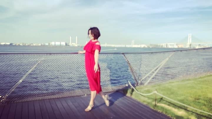 弓月ひろみのインスタグラム：「カメラマン📸Saika先生の撮影モデルのお仕事で横浜へ🚢 撮影後、ちょっと遊びでスロー撮影。 iPhone😳すごいね✨ #iPhone #slowmotion #iPhoneX #Yokohama #Japan #RED #dress #movie #sea」