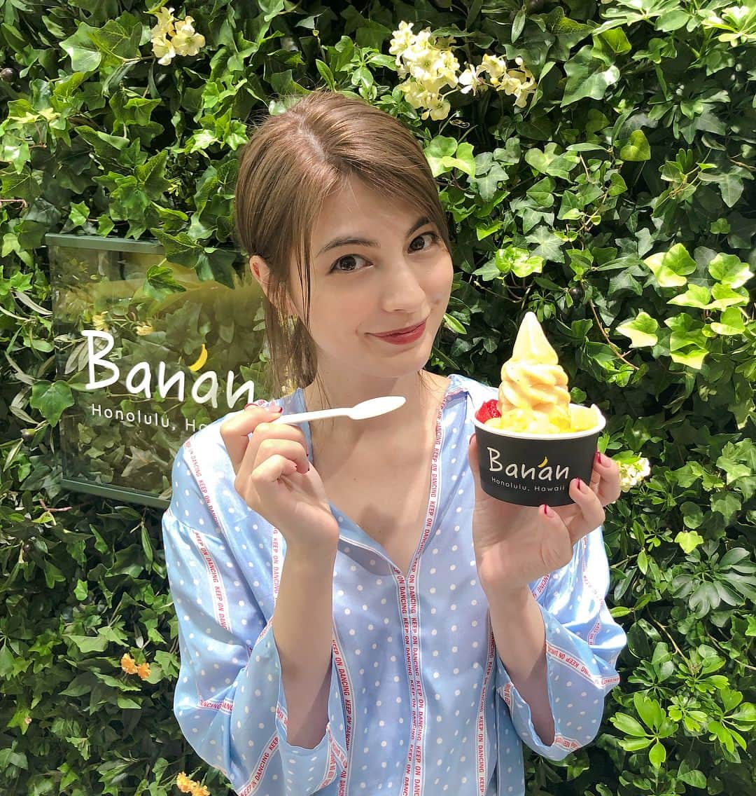 マギーさんのインスタグラム写真 - (マギーInstagram)「気になってたアイス食べてきたーー！🍌🍌🍌 バナナと少しのお水だけで出来てて お砂糖 乳製品 卵不使用というとってもヘルシーでギルティーフリー！ 普段控えてる物がなにも入ってない嬉しさ😭❤️ そして地産地消を目指していて バナナの皮などの廃棄物は豚の餌や農場の肥料に再利用することで環境のことも考えられています。 こういった取り組みはとても素敵ですよね。 とっても美味しくて身体にも良くて環境にも良い！ こんな製品がもっともっと増えて浸透していったらいいなぁ。 自分には何が出来るかなって考えるきっかけにもなりました🌿 #banan #バナン #hawaii #vegan #そごう横浜」8月19日 14時56分 - maggymoon