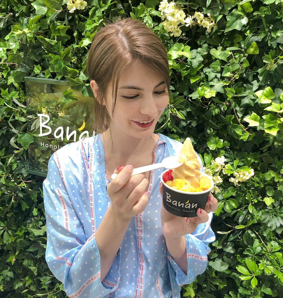 マギーさんのインスタグラム写真 - (マギーInstagram)「気になってたアイス食べてきたーー！🍌🍌🍌 バナナと少しのお水だけで出来てて お砂糖 乳製品 卵不使用というとってもヘルシーでギルティーフリー！ 普段控えてる物がなにも入ってない嬉しさ😭❤️ そして地産地消を目指していて バナナの皮などの廃棄物は豚の餌や農場の肥料に再利用することで環境のことも考えられています。 こういった取り組みはとても素敵ですよね。 とっても美味しくて身体にも良くて環境にも良い！ こんな製品がもっともっと増えて浸透していったらいいなぁ。 自分には何が出来るかなって考えるきっかけにもなりました🌿 #banan #バナン #hawaii #vegan #そごう横浜」8月19日 14時56分 - maggymoon