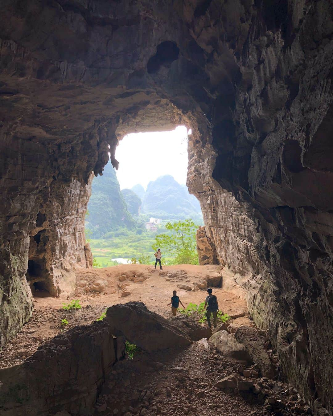 植田夢月さんのインスタグラム写真 - (植田夢月Instagram)「・ Climbing Trip in Yangshuo, China  PART1 ・ I and husband visited our friend working in China, and enjoyed climbing in Yangshuo for 4 days (+1 hour). There is a huge amount of limestone walls close to the town. ・ Of course, the summer is not a good season for climbing. It was sooooo hot and humid. I had tons of sweat; climbing 1 route ≒ bathing 2 times.... I'm not exaggerating. ・ Anyway, these pictures are of "Treasure Cave". It was my first experience to climb between such big tufas. So exciting. ・ ・ 中国で働いてる友人と一緒に、中国は陽朔へクライミングしに行ってきました。陽朔は桂林から車で1.5時間くらいのとこにある観光地で、街の周りはありったけの石灰岩の壁！ ・ 暑いだろうと覚悟はしてたけど、ほんとに暑かった。滝汗とはこのことで、1回ルートを登るごとに入浴2回分くらいの汗。自分から垂れて来た汗でホールドが濡れてた。 ・ 写真はトレジャーケイブ。風が通り抜けて、比較的過ごしやすかった。でかいコルネを渡ってく、これぞライムストーンなルートが登れて満足！ ・ pic1: me on the "Trou Sec en Milleu Humide" / 5.11c MOS✌️ pic2: from inside of the cave pic3: husband on the "Hanging Out in China" / 5.12d (c?) pic4: Shinju on the "Corner Bug Zoom" / 5.10b ・ #yangshuo #yangshuoclimbing #limestone #limestoneclimbing #climbinginchina」8月19日 15時51分 - dream_moco