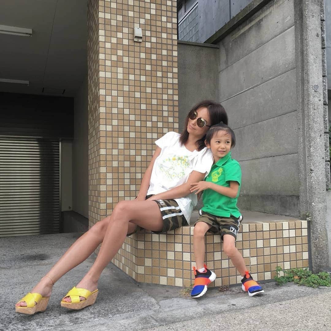 真山景子さんのインスタグラム写真 - (真山景子Instagram)「親子コーデに、@shigeru39  の  #しげパン はお揃い❤️❤️❤️ Tシャツはママも息子も @exposition_harajuku で。 #しげパンはキッズもあるのです✨👍✨親子ペアルックなら、なんだか抵抗のない私😂😎✨」8月19日 16時49分 - keikomayamaya