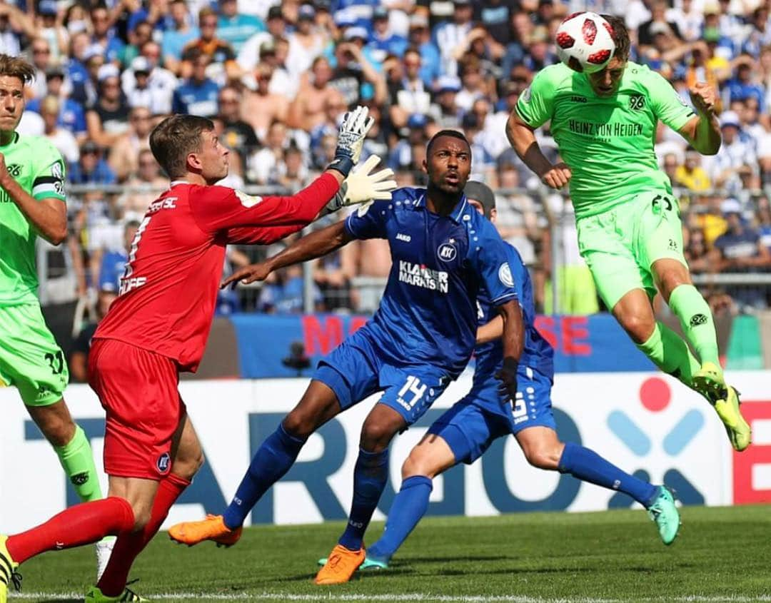 ケヴィン・ヴィマーのインスタグラム：「flying into the next round!! 👋😁#dfbpokal #geiletruppe #niemalsallein」