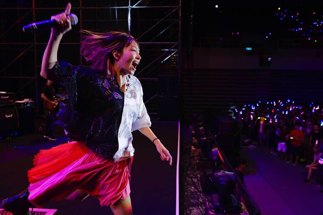 LiSAさんのインスタグラム写真 - (LiSAInstagram)「LiVE is Smile Always〜ASiA TOUR2018〜［eN］in TAiPEi  12回目の台湾。300人から始まったワンマン公演。一つ一つ重ねて、5000人の台湾の皆と歌ったアリーナでした。歴史的な日でした。Believe in myselfをサプライズで台湾で皆が歌ってくれた3年前。台湾の皆と台北アリーナに行きたい。皆と見たい夢が出来ました。再びASiA TOURを回る覚悟が出来ました。いつも待っていてくれてありがとう。ASiA TOUR 2018 次は上海、広州。ラストスパートです。よろしくおねがいします。 謝謝台湾。我愛你們。将来希望一起台北アリーナ。 #LiSA #eN #ASiATOUR2018 #TAiPEi #台湾  photo by @kamiiisaka」8月19日 19時47分 - xlisa_olivex