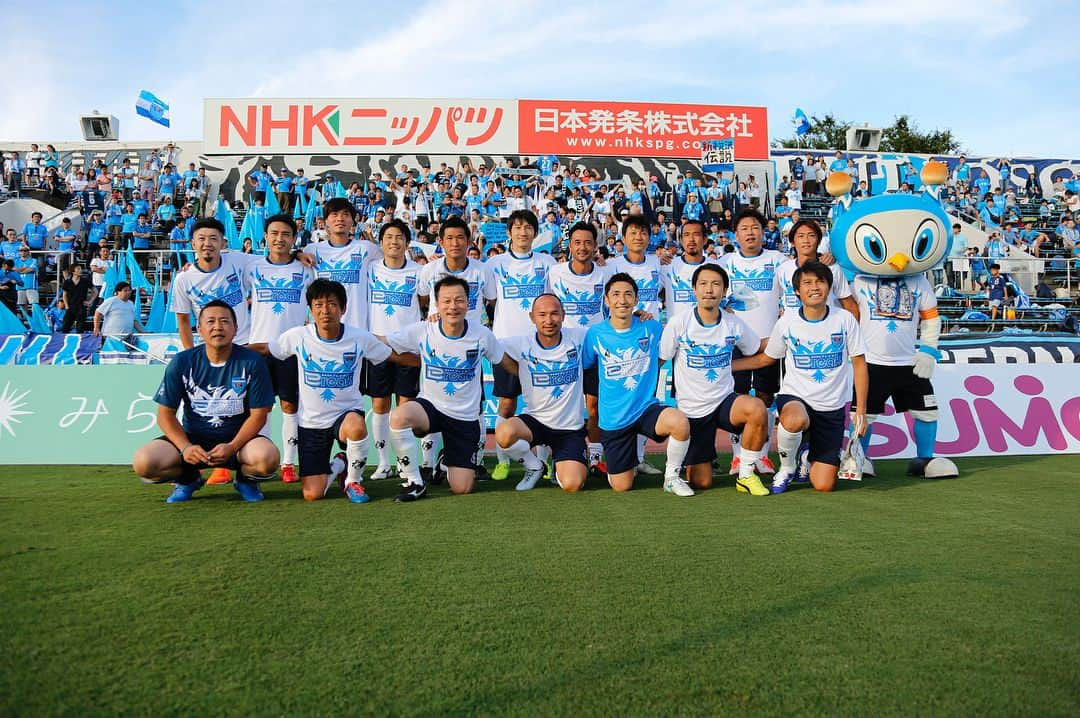 小宮山尊信さんのインスタグラム写真 - (小宮山尊信Instagram)「横浜FC20周年おめでとうございます🎊 試合の方は久々なだけに少し緊張しましたが、やっぱりグランドは気持ち良かったです！ 引退セレモニーもしていだだき感無量です。自分だけスーツは中々恥ずかしかった…。 引退してもなお応援してくれるサポーターの方々にもお会いでき、嬉しさと感謝とともに、ちゃんとした人間にならねばと思わされます。笑  横浜FCも勝ったし、最高な1日でした！」8月19日 20時39分 - takanobu_komiyama