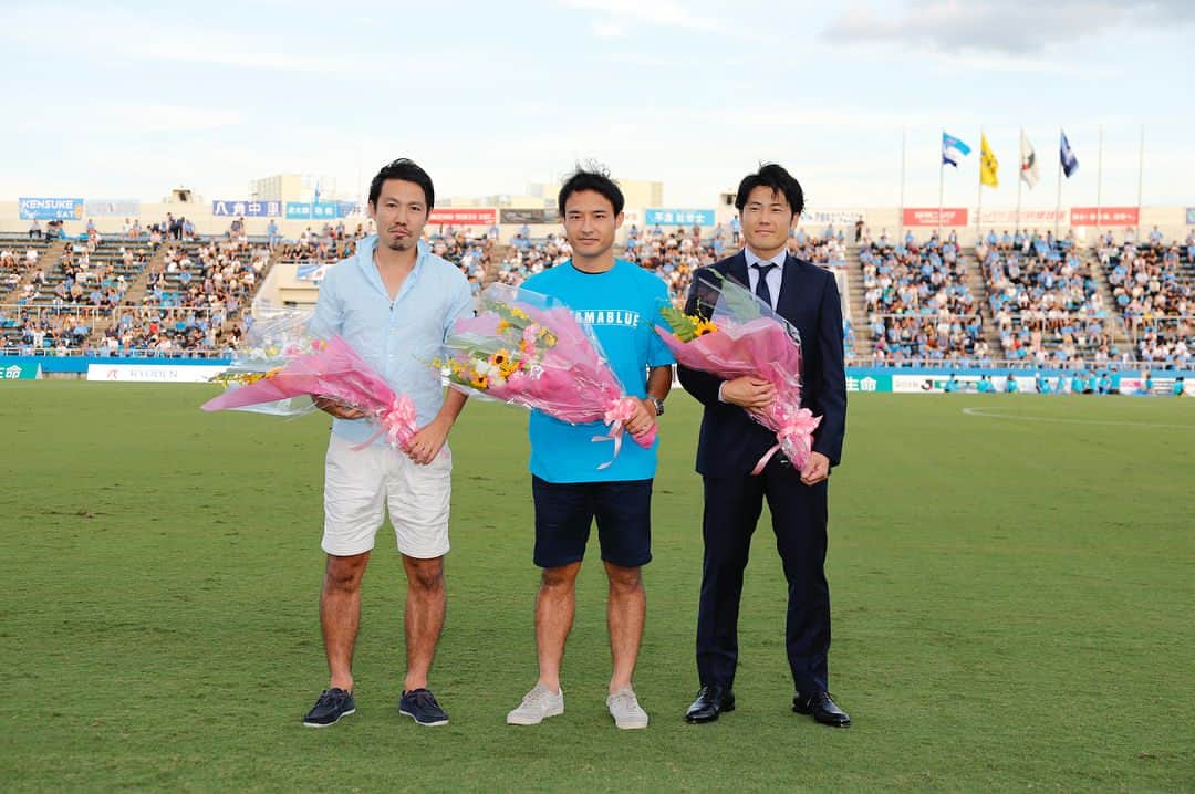 小宮山尊信さんのインスタグラム写真 - (小宮山尊信Instagram)「横浜FC20周年おめでとうございます🎊 試合の方は久々なだけに少し緊張しましたが、やっぱりグランドは気持ち良かったです！ 引退セレモニーもしていだだき感無量です。自分だけスーツは中々恥ずかしかった…。 引退してもなお応援してくれるサポーターの方々にもお会いでき、嬉しさと感謝とともに、ちゃんとした人間にならねばと思わされます。笑  横浜FCも勝ったし、最高な1日でした！」8月19日 20時39分 - takanobu_komiyama