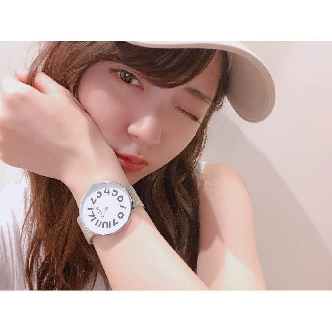 鈴木愛理さんのインスタグラム写真 - (鈴木愛理Instagram)「✴︎ 新しい時計ゲット☺︎ 大きめの時計は何気に初めて⌚️🤩 暑いうちに、時計が主役のコーディネートでたくさん出かけようーっと @klon_klon_klon . . #klon #腕時計 #watch #文字盤がかわいいの☺︎ #男女どちらでも使える感じよね💘 #最近撮影で秋服着てたら #服欲がすごい #😇😇😇」8月19日 20時14分 - airisuzuki_official_uf