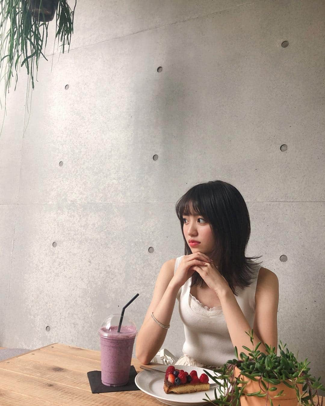 香音さんのインスタグラム写真 - (香音Instagram)「お花屋さんと一緒になっているカフェに行ってきました〜💐 . . 隣のお花みてるのです。 . . . すごい真剣な顔だけどーね🤔 #ニットってお腹…たゆーんてしちゃうよに。？🐖」8月19日 20時30分 - kanon420_official