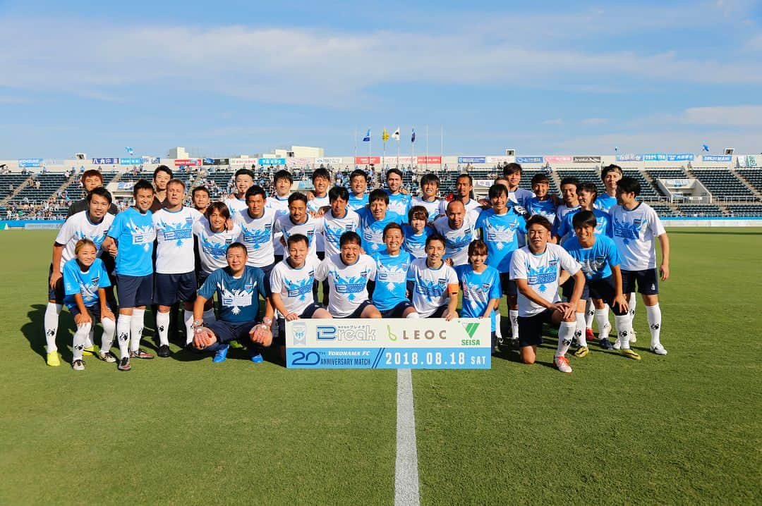 小宮山尊信のインスタグラム：「横浜FC20周年おめでとうございます🎊 試合の方は久々なだけに少し緊張しましたが、やっぱりグランドは気持ち良かったです！ 引退セレモニーもしていだだき感無量です。自分だけスーツは中々恥ずかしかった…。 引退してもなお応援してくれるサポーターの方々にもお会いでき、嬉しさと感謝とともに、ちゃんとした人間にならねばと思わされます。笑  横浜FCも勝ったし、最高な1日でした！」