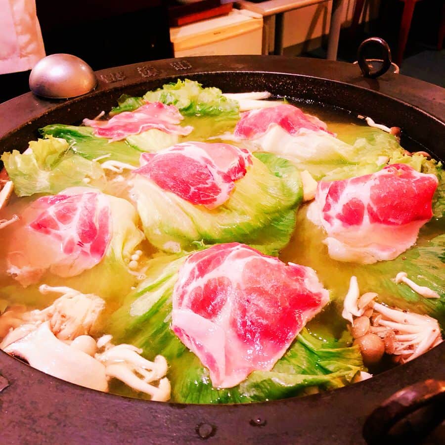 和田安佳莉さんのインスタグラム写真 - (和田安佳莉Instagram)「鹿児島、黒豚、新鮮野菜 素晴らしか！！ 地方出張の醍醐味☺︎ 初上陸でしたが、街行く人がみんな大らかでフレンドリーで本当に素敵。 一気に好きになりました。 鹿児島県の皆様、ありがとう。  #黒豚 #しゃぶしゃぶ #自然 #大好き #美味しい #体に優しい #instafood #food #yummy #japanese #和食 #鹿児島 #welcome #鍋 #出張 #bussinesstrip #グルメ #foodshare #食スタグラム #料理好きと繋がりたい #ヘルシー #healthy #野菜 #料理 #natural #japan #life #summer #style」8月19日 20時59分 - akariwada_official