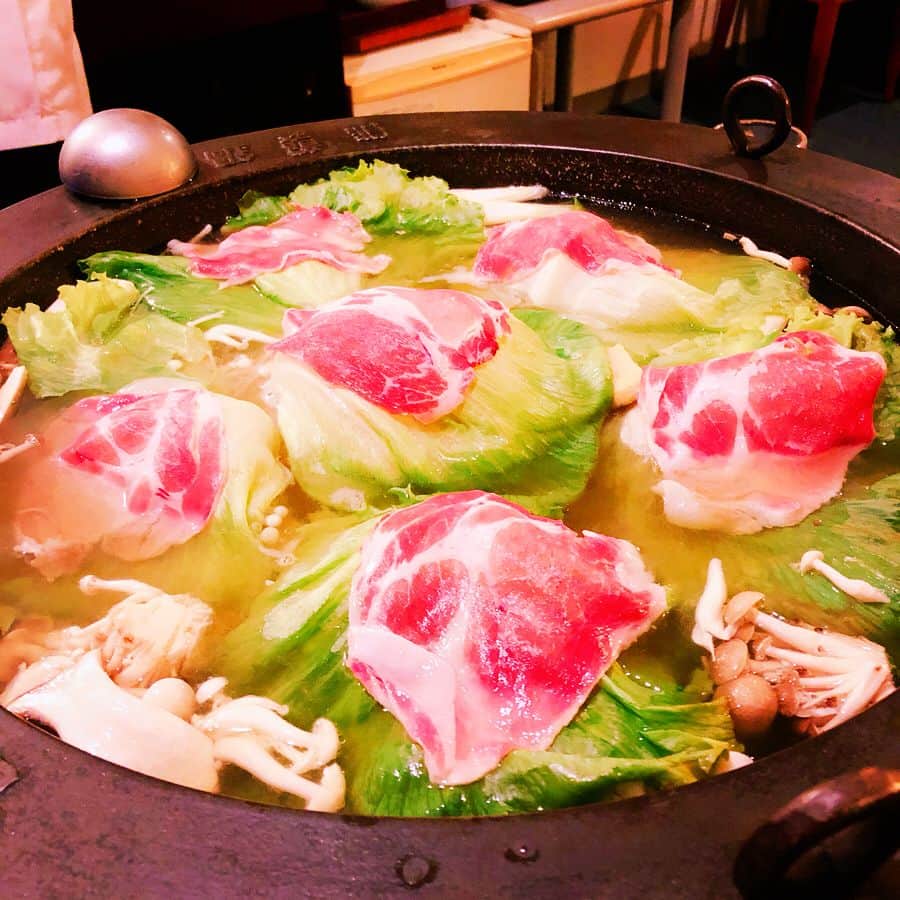 和田安佳莉のインスタグラム：「鹿児島、黒豚、新鮮野菜 素晴らしか！！ 地方出張の醍醐味☺︎ 初上陸でしたが、街行く人がみんな大らかでフレンドリーで本当に素敵。 一気に好きになりました。 鹿児島県の皆様、ありがとう。  #黒豚 #しゃぶしゃぶ #自然 #大好き #美味しい #体に優しい #instafood #food #yummy #japanese #和食 #鹿児島 #welcome #鍋 #出張 #bussinesstrip #グルメ #foodshare #食スタグラム #料理好きと繋がりたい #ヘルシー #healthy #野菜 #料理 #natural #japan #life #summer #style」