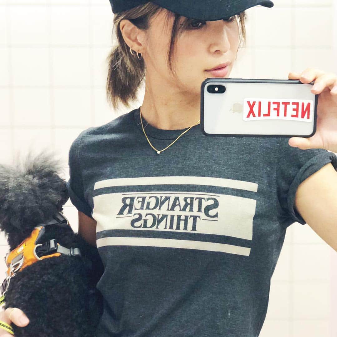 のインスタグラム：「私の好きなもの、犬とStranger thingsとNetflix👩🏼‍💻 早く新しいシーズン公開してほしい‼️ 親知らず抜歯して、今年の夏はNetflix無しでは過ごせなかった😭 ちなみにこちらのTシャツはhot topicで買ったわけではありませんwwww 最近見たのはDarkToutist!あーゆうの好き! #netflix #strangerthings #eleven #hugefan #tshirt #mirrorselfie #sundayfunday #endofsummer #😢 #fashion #doglover #myfavorite #thankyou」