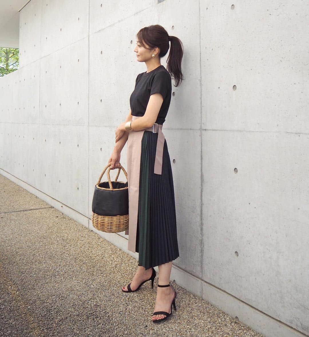 のインスタグラム：「#coordinate . . 進化した @elendeek の 2018aw プリーツスカート . モカ色のチノには グリーンとネイビーのプリーツ もう少し涼しくなったら グリーンのニットと合わせたいな✨ . . 明日から子供達とお出かけ✨ でも、台風気になるなぁ😂 . . blog更新しました #黒t #uniqlo #uniqlou #プリーツスカート #elendeek #2018aw #カゴバッグ #hm #handm」