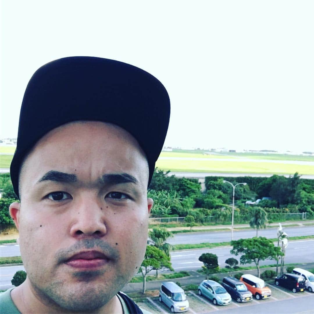 たわたのインスタグラム：「沖縄に帰省してます。実家につくなり親父にドライブに連れてってもらいました。 #嘉手納基地が一望できる所に連れてこられました。 #どういう事？ #特に思い出もある場所でもないし。 #どういう事？ #いまだに理由は聞けてないです。」
