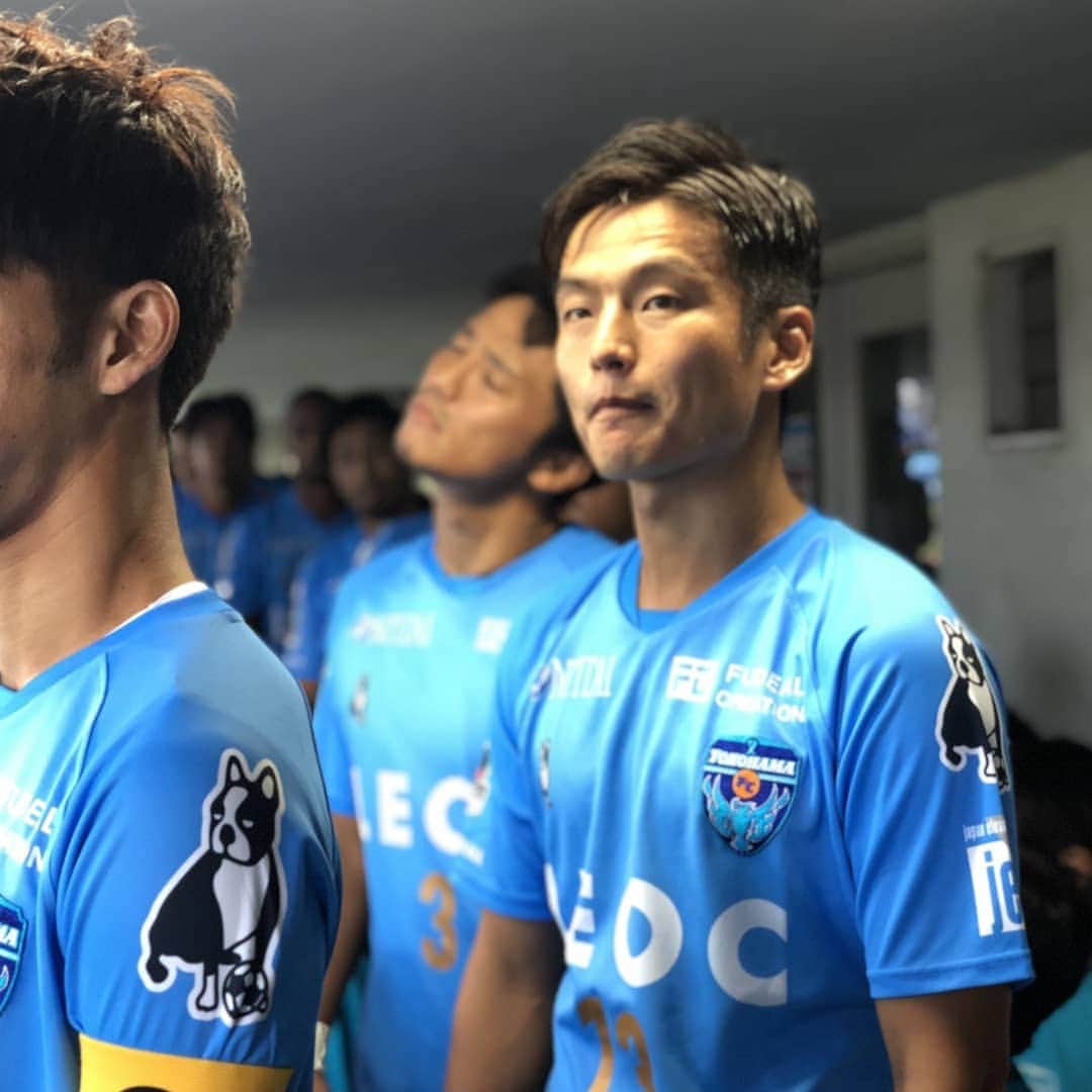 ペ・スンジンのインスタグラム：「最高の勝利⚽️皆さん いつも 応援ありがとうございます！😗試合後は おなか すいたので。 i love chicken🇰🇷 . . #soccerjunky  #HAMABLUE #HAMAPRIDE  #yokohamafc  #横浜fc20周年  #치킨맛을알려주다」