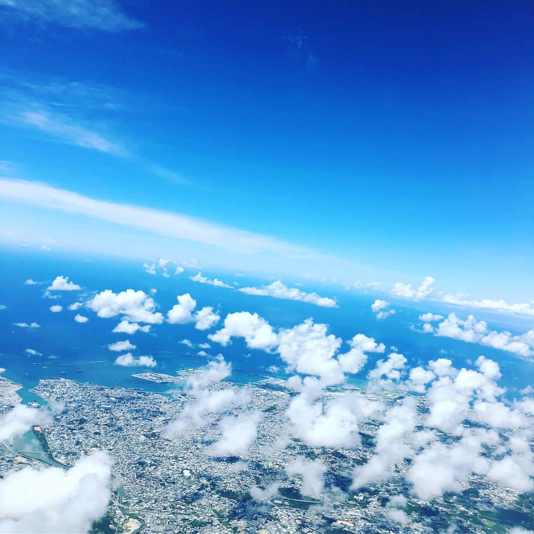 黒塚まやさんのインスタグラム写真 - (黒塚まやInstagram)「空と海がキレイな旅でした！  #思わずパシャリ  #癒された #日焼け止めぬっても焼けた #子連れ空の旅 #心遣いが嬉しかった」8月19日 21時36分 - maya.k0914