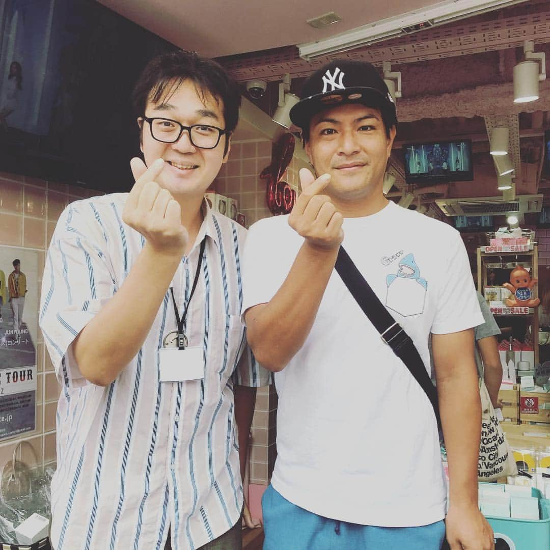 ウ・キリュウさんのインスタグラム写真 - (ウ・キリュウInstagram)「天竺鼠、瀬下さんファミリーご来店でした(o^^o)新大久保の盛り上がりに興奮されてました✨✨#天竺鼠 #瀬下 さん#お笑い #芸人 #ラブリーコスメ #lovelycosme #ウキリュウ #新大久保 #コスメ #cosmetics #cosme #コリアンタウン #koreanstyle #koreanfashion」8月19日 21時46分 - kiryuwoo_official