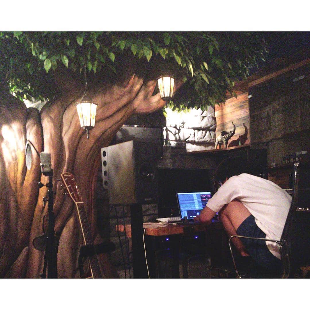 Saoriさんのインスタグラム写真 - (SaoriInstagram)「自宅のスタジオで新曲のアレンジ。 なかじん、姿勢わるい。  #homestudio #sekainoowari #endoftheworld」8月19日 23時11分 - saori_fujisaki