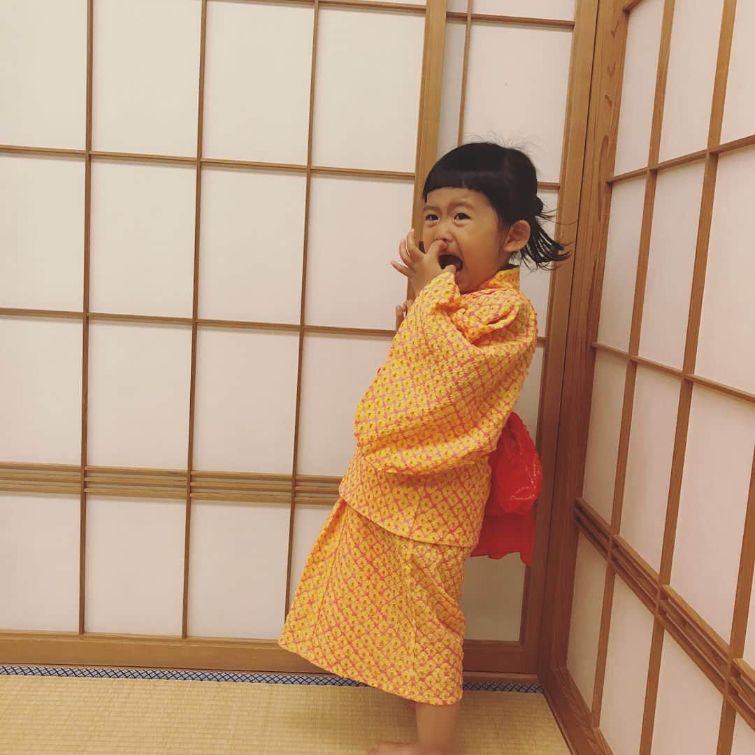 竹村真奈のインスタグラム：「〜夏休み振り返り〜 城崎温泉の夜。咲乃はばあちゃんが作ってくれた浴衣を着てスーパーボールすくいに射的、花火と夏を満喫。 #城崎温泉 #城崎温泉 #西村屋 #sakino_k #3歳」