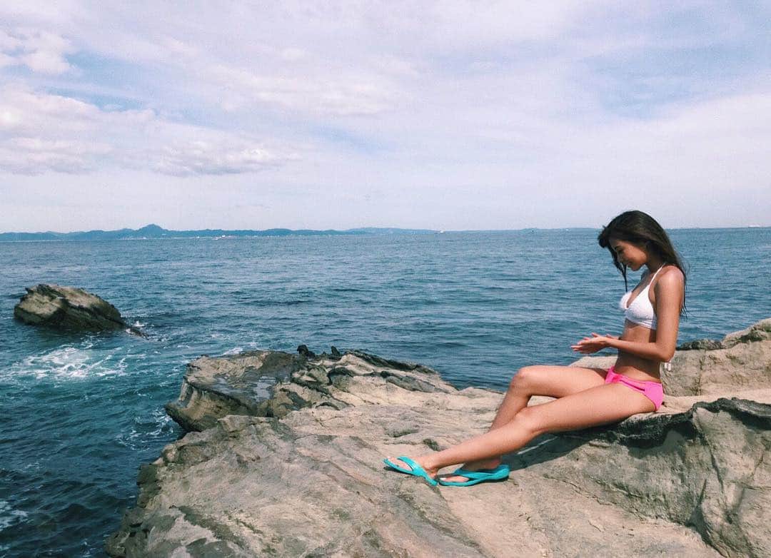 澤井玲未のインスタグラム：「岩を登り海が一望できるところへ💦✨ もちろんサンダルは #ギョサン .🌞日焼け対策は万全です👍💕 . #august#summer#sea#beach#swimwear#importswimwear#importbikini#beachgirl#summergirl#healthymodel#healthy#model#japan#tokyo#instagood#instalike#victoriassecret#followme#モデル#水着#ビキニ#小麦肌#海#8月#夏休み#170cm#東京」