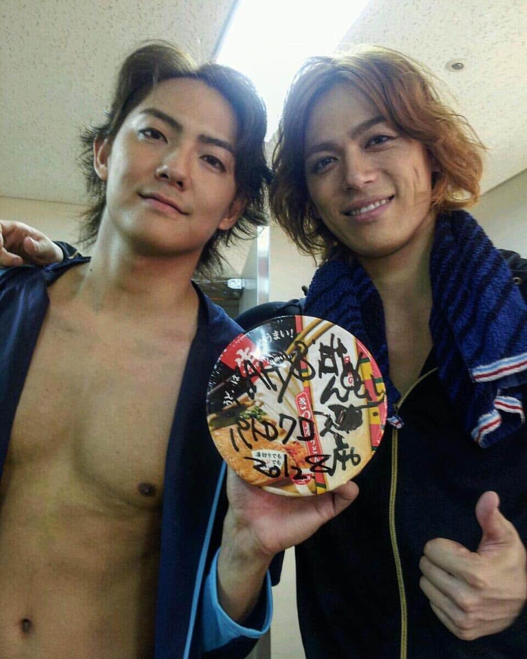 長田成哉のインスタグラム：「2012年の舞台中にヤーシュンがどん兵衛くれた写真が出てきた。笑」