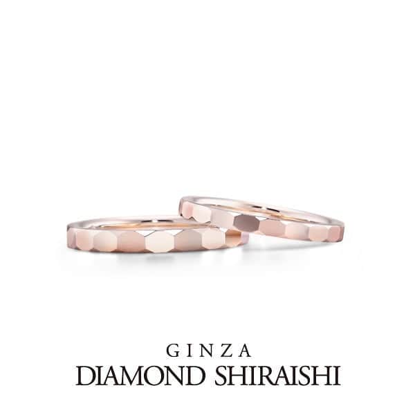 ハピハピリングのインスタグラム：「GINZA DIAMOND SHIRAISHI . Eternal flow 06,07 . Eternal flow～永遠～　 一周、同じ太さ・厚みのリング。 . 永遠に続く静かな二人の時間の流れ、 切る事の出来ない永遠の輪。2人の強い絆を表したシリーズ。 . . 【来店予約キャンペーン🎉】 ただいまハピハピリングから 2つのお店を来店予約されたお客様に もれなく！10,000円分の商品券をプレゼント中です🎅🎁 . 指輪を探しているけど、一店舗じゃわからない…🤔、 買うか分からないけれど、現物を見てみたい💍、 指輪選びデートをお考えの方👬、etc... . また、1店舗のみ来店予約でも 8,000円分の商品券を差し上げております🎁 ご都合に合わせてお選びくださいね📝 . . #結婚指輪  #マリッジリング  #関東花嫁  #インスタ映え  #クリスマスプロポーズ  #結婚指輪  #jkplanet  #プレ花嫁  #婚約指輪  #エンゲージリング  #結婚指輪のセレクトショップ  #ブライダルリング  #専門店  #指輪デザイン #フォトジェニックな日常  #お洒落さんと繋がりたい  #写真好きな人と繋がりたい  #個性的  #ordermade  #マリッジ  #結婚  #結婚式  #花嫁  #結婚式準備  #ブライダル  #ウェディング #ウエディングドレス  #ウエディングフォト」