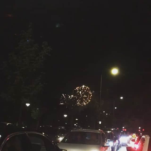 のインスタグラム：「週末は #スヘフェニンゲン で行われた国際花火大会に行ってきました🎆  想像以上の混み具合で #デンハーグ の街中の駐車場が埋め尽くされており、駐車をする事が出来ませんでした🅿️🙅‍♂️ というか、会場のスヘフェニンゲンビーチにたどり着けもせず。。💦 °  とはいえ、車から見る花火もまた良いものです。 #夏といえば花火 🎇 オランダでも花火🎇 ° °  #vuurwerkfestivalscheveningen #fireworks #denhaag」