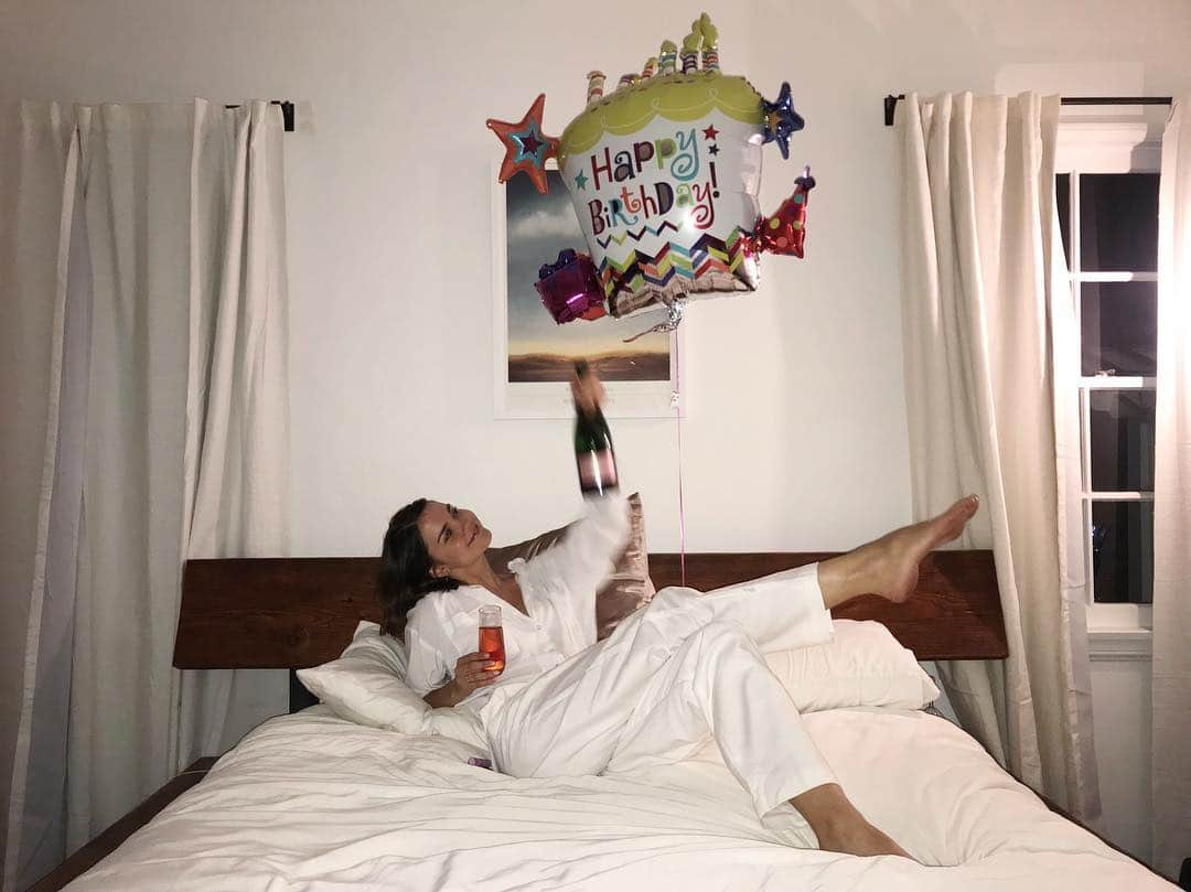 アリシア・デブナム・キャリーのインスタグラム：「It was a house full of people but we decided to have a photo shoot. Happy Birthday sweet girl. 🥂🍰」