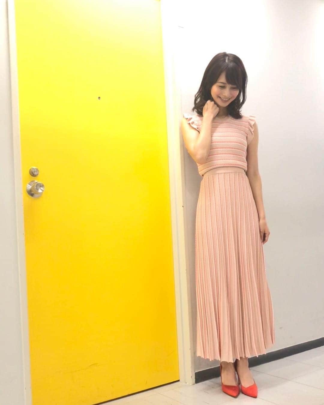 高見侑里さんのインスタグラム写真 - (高見侑里Instagram)「◡̈♥︎ 今夜22:00からのどエライさんは、田舎で暮らす奥様のお手伝い企画第３弾！ #はるな愛 さんと#アントニー さんが静岡県・西伊豆町へ☺︎ 笑いあり、涙ありのお手伝い企画です✧ そして#今この日本人がスゴイ はシンガポール編🇸🇬 ゲストは#渡辺満里奈 さん #東貴博 さんです✧ 今夜の放送もお楽しみに♡ * ワンピース…#SupremeLaLa ピアス…#STARJEWELRY パンプス…#CHARLESKEITH * #世界の村のどエライさん  #山崎育三郎 さん #千鳥 さん #村瀬哲史 先生」8月20日 7時39分 - yuri_takami_official