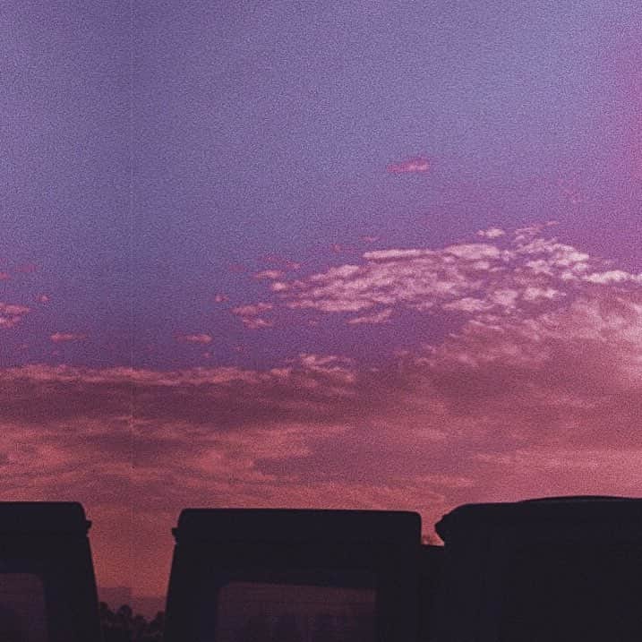 のインスタグラム：「I should be studying for a long week with some exams at university but first I want to do this: I know the girls didn’t see it, but my heart is full of love of every single like and comment, 1.3k likes and 400 comments? I never expected that, it’s just... insane. I started to edit two years ago because Little Mix and the 5th anniversary and now here I am, learning everyday and honestly I’ve never been happier, editing videos was one of my goals since I watched videos of my disney ships (like Niley oop), well the reason of this text it’s because I’m taking a rest of editing, can be weeks, or months (I hope not that long), I decided this because I need to study a lot and it comes one of my difficult semesters soon + professional practice + I’m trying to have more time for myself and that means not be 100% pendient about edits, am I coming back? yes it’s just a little break, maybe I will do an edit soon that i thought lmfao you know me 😂💕 I love you all 💘 don’t unf me ok? ps. I’m gonna still sharing insta stories bc lm5 era is coming and wig off ps2. keep watching all the mixergrp edits because my girlies always slay. ps3. maybe im gonna start using @leighbreathin more, like for random stuff about the girls and leigh, and comment about the new stuff you know 🤓」