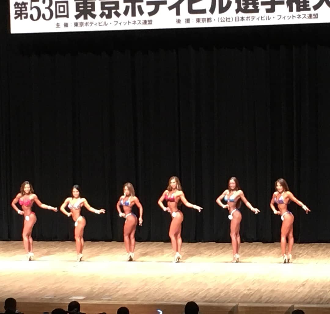 のインスタグラム：「また長文なので暇な時に… 2018年8月19日東京ボディビル選手権👙フィットネスビキニ、35歳以下(オーバーオール)に出場しました。 . . まさかの優勝でした。 . 中学の時の、合唱コンクールでの最優秀伴奏者賞以来の1番です(20年ぶりの1番ww) . 学校のテストの総合成績はいけても2位 身体のコンテストなんて表彰すらされないこともあったし、4位コレクター。 マンションも4階以上に住んだことないしなー。あはは。 . . そんな私は今回… 予選からふくらはぎが攣ってたので、ポテトチップスに水分も結構摂ってましたが、おっつかず決勝のときはさらに進行し、両脚ハムストリングまでも攣って痙攣してしまい、ステージに立つ前からもう私は下位確定だと思っておりました。 . . でも、大学からの大切な友人が初めてボディビルの大会に見に来てくれたので、折角だから笑顔でステージに立ちたい…ボディビルの大会楽しい！って思って帰ってもらいたい！だから、笑顔を作らないと！というそんな気持ちでした。 . . そして… 脚がキツイなら上半身いじめてアドレナリン出さねば！と、上半身のパンプアップとステージ袖のプッシュアップを必死にしてました。 ステージ袖でプッシュアップをギリギリまでやってたビキニ選手は私だけでした。笑 . 更に袖で呼ばれる直前も脚の痛みを散らすため、そして無理矢理気合入れるために肩を手でパンパン思い切り叩いてから、Lウォークしました。 プロレスの試合かって感じですね。笑 . . 塩抜きはいつもより緩かったし、セルフタンニングしてることもあり、シャワーさらっとしか浴びずで水抜きもそんながっつりではなかったので、こんな風になるとはおもわず… . 日々の疲れと日々の睡眠不足が出たのか、なんなのか… . 常にコンディションは変わる、これで大丈夫とか、成功パターンを出すのは変数が多すぎて難しい。  ちゃんと細かく分析したい。 グロースハック的に考えたい。 . なぜならド文系のIT系データ系の人だから。。。笑 . . そんなことより 今回友人が、他のカテゴリーも、観ててすごく楽しかった！と言ってくれて、とても嬉しかったです。 両脚痙攣した甲斐がありました← . . そして、DMくださった方、応援してくださった方、本当にありがとうございます。 . みなさまの応援なくして、あんな状況下で笑顔を作ることは不可能でした。 . . 最後に指導いただいた @ayumi_angel_perfect_body  @ken_workout  ありがとうございます。 やっと、結果で返すことができました。 引き続き、よろしくお願い申し上げます。 . . #脚痙攣しないことが次の目標 #順位よりも重要 #とりあえず痛すぎて倒れる寸前昇天する寸前 #表彰式も脚は痙攣してた #よって最後のコールが想定外すぎて実感がなかった #決勝いけた時点でもう奇跡だった #とりあえず痙攣アワード一位です #本当に大変だけどこの変化を感じるのは面白いよ #変態かもしれない #まぁいいや変態で #人様に迷惑をかけないように生きていこう #んだんだ」