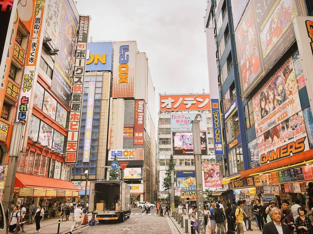 Animenz（アニメンズ）のインスタグラム：「Still my favourite place in Tokyo 😌 Have you been here? . . . #akihabara #tokyo #japan  #animenz #animenzzz #piano #animenzlive2018 #animenzlive #animepiano #animemusic #pianomusic #pianosheets #youtube #animepianist #concert #concerttour #liveperformance」