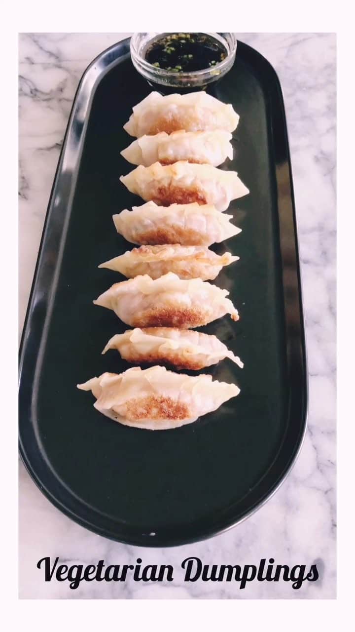 リズ・チェルカソワのインスタグラム：「Making vegetarian gyoza at home. So much easier than you think.」