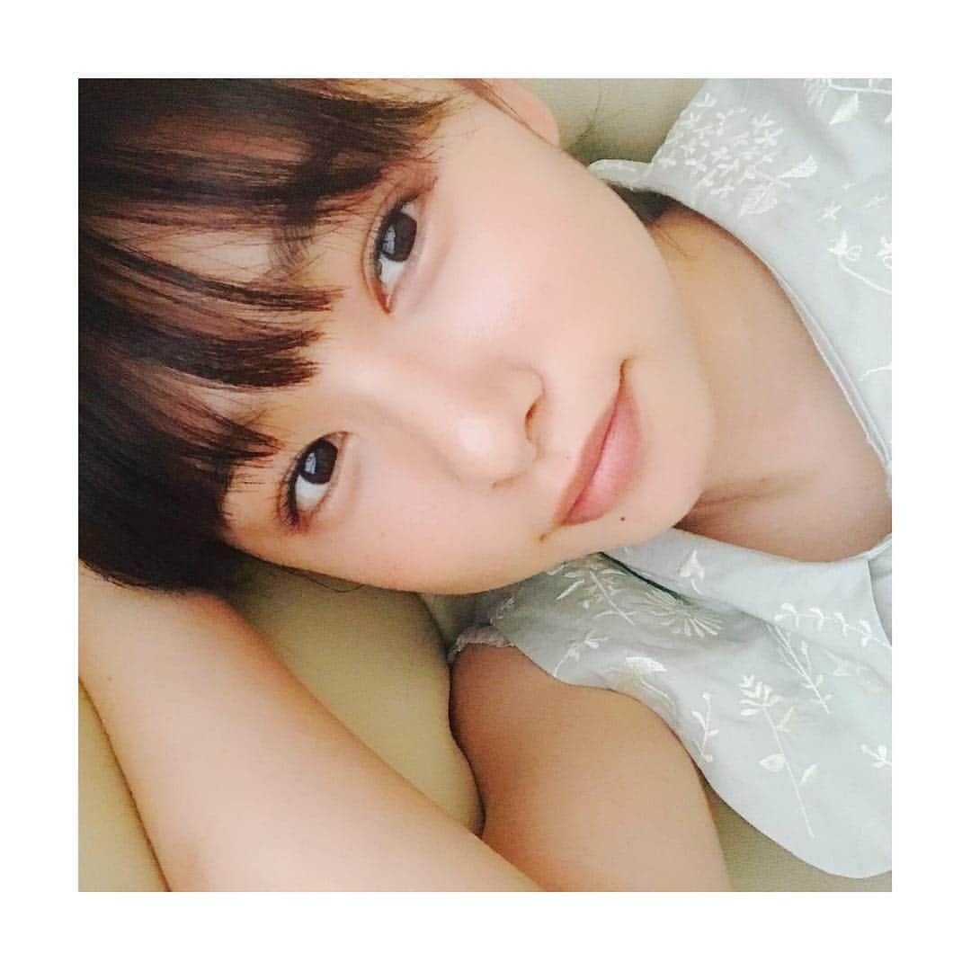 桜井日奈子さんのインスタグラム写真 - (桜井日奈子Instagram)「お笑い芸人、シソンヌさんのライブに行ってきました！  ライブDVD1から6全部みてて、  ネット配信されてる番組もみてて、  ライブ行きたいって思ってたのが叶って、本当にうれしかったです🌟  で、 ライブは控えめに言って最高でした。  全部面白い！！ ずーっと笑ってました😂  最近は、メイクさんと、一緒に行ったマネージャーさんと現場でマネして盛り上がってます  あともう１つ！ ［ALEXANDROS］さんのライブにも行けたんです！！ JR SKI SKI のCM楽曲をやられていたというご縁もあって、  生で歌声をきけたのは本当に幸せでした 「SNOW SOUND」は残念ながらきけなかったけど、  実は初めて聴く曲もあって、 それもめちゃくちゃかっこよかったです🙋」8月20日 21時11分 - sakurai.hinako_official