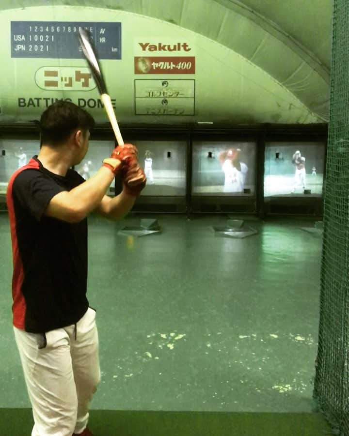 新丼貴浩のインスタグラム：「今日は試合が無いのでバッセンに来ました⚾️ 今年からジムに行けてないのでバットに力が入らない‼️ピンチ…。」