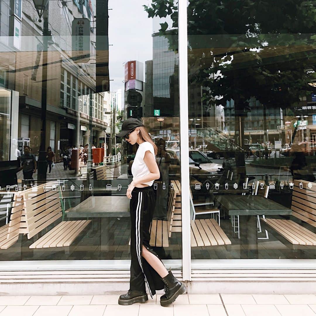 長谷川唯のインスタグラム：「・ ・ ラフな格好も大好き🖤🖤🖤 ・ ・ tops @kobe_lettuce  pants 韓国 shoes @drmartensofficial  sunglasses @rayban ・ ・  この着ているtopsは26日のフリマで出品してるので良かったら手にとって見てねん⭐️✨ ・ ・  #fashion #code #ootd #神戸レタス #fleamarket #ootdfashion  #kobelettuce」
