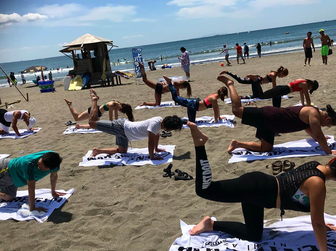 菅又菜摘（ナツ）さんのインスタグラム写真 - (菅又菜摘（ナツ）Instagram)「8.18 PEACH🍑FIT ご参加して頂いたみなさん ありがとうございました💓 暑い中みんなよく頑張りました💪🏾 サポートして頂いた #由比ヶ浜 #Ksquare  @redbulljapan @entire.gym ご協力ありがとうございました💓 写真たくさんあるから 詳しくはブログに書きます🙋🏾‍♀️ #peachfit #yoga #fitness #training #bodymake #diet #workout #yuigahama #beach  #redbullorganics #entiregym #美尻 #桃尻 #トレーニング #尻トレ #ヨガ #フィットネス #来夏 #こげなつ #りなぽよ」8月20日 14時29分 - kogenatsu920