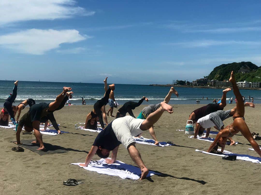 菅又菜摘（ナツ）さんのインスタグラム写真 - (菅又菜摘（ナツ）Instagram)「8.18 PEACH🍑FIT ご参加して頂いたみなさん ありがとうございました💓 暑い中みんなよく頑張りました💪🏾 サポートして頂いた #由比ヶ浜 #Ksquare  @redbulljapan @entire.gym ご協力ありがとうございました💓 写真たくさんあるから 詳しくはブログに書きます🙋🏾‍♀️ #peachfit #yoga #fitness #training #bodymake #diet #workout #yuigahama #beach  #redbullorganics #entiregym #美尻 #桃尻 #トレーニング #尻トレ #ヨガ #フィットネス #来夏 #こげなつ #りなぽよ」8月20日 14時29分 - kogenatsu920
