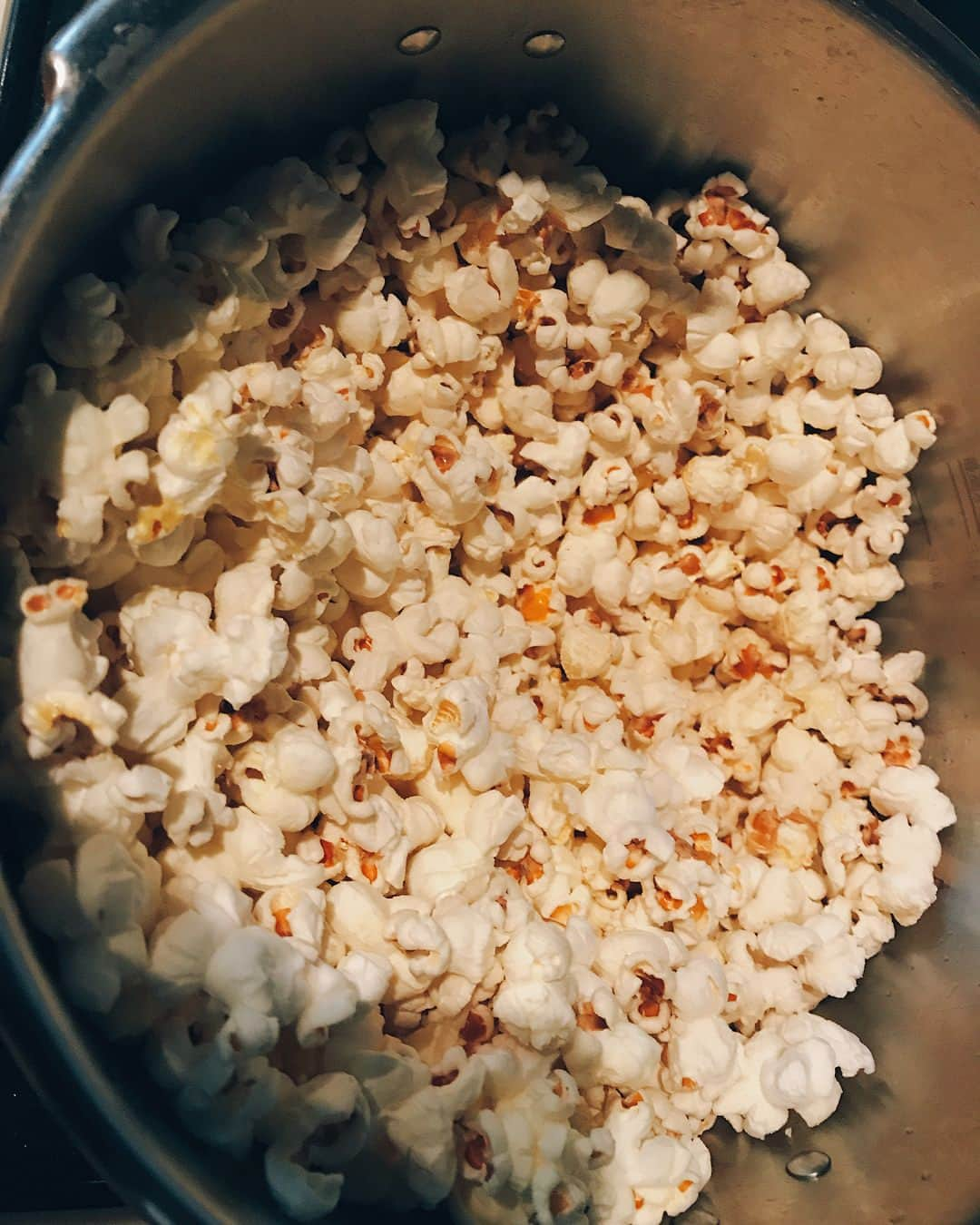 益若つばささんのインスタグラム写真 - (益若つばさInstagram)「ポップコーン作りすぎた🍿😟 #おやつの時間  #popcorn🍿  #とんでもなく増える #やっぱり #バター醤油 だよねぇ #amazon #で購入したよ  #つばさクッキング」8月20日 15時08分 - tsubasamasuwaka1013