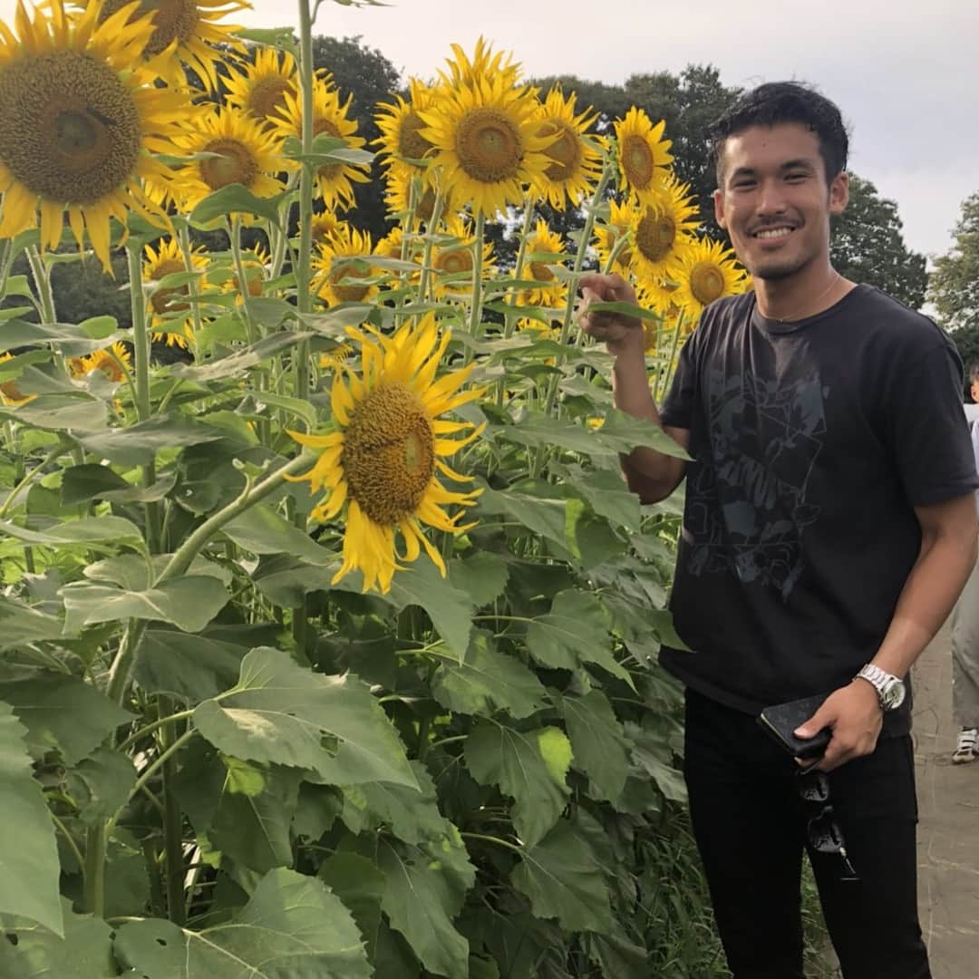 辻周吾のインスタグラム：「昨日のオフは清瀬ひまわり畑に行ってきました🌻 夏はやっぱりひまわりでしょ。😏笑 8月いっぱいまでらしいので今のうちに！！ #清瀬#ひまわり畑 #夏#ひまわり#平成最後のひまわり」