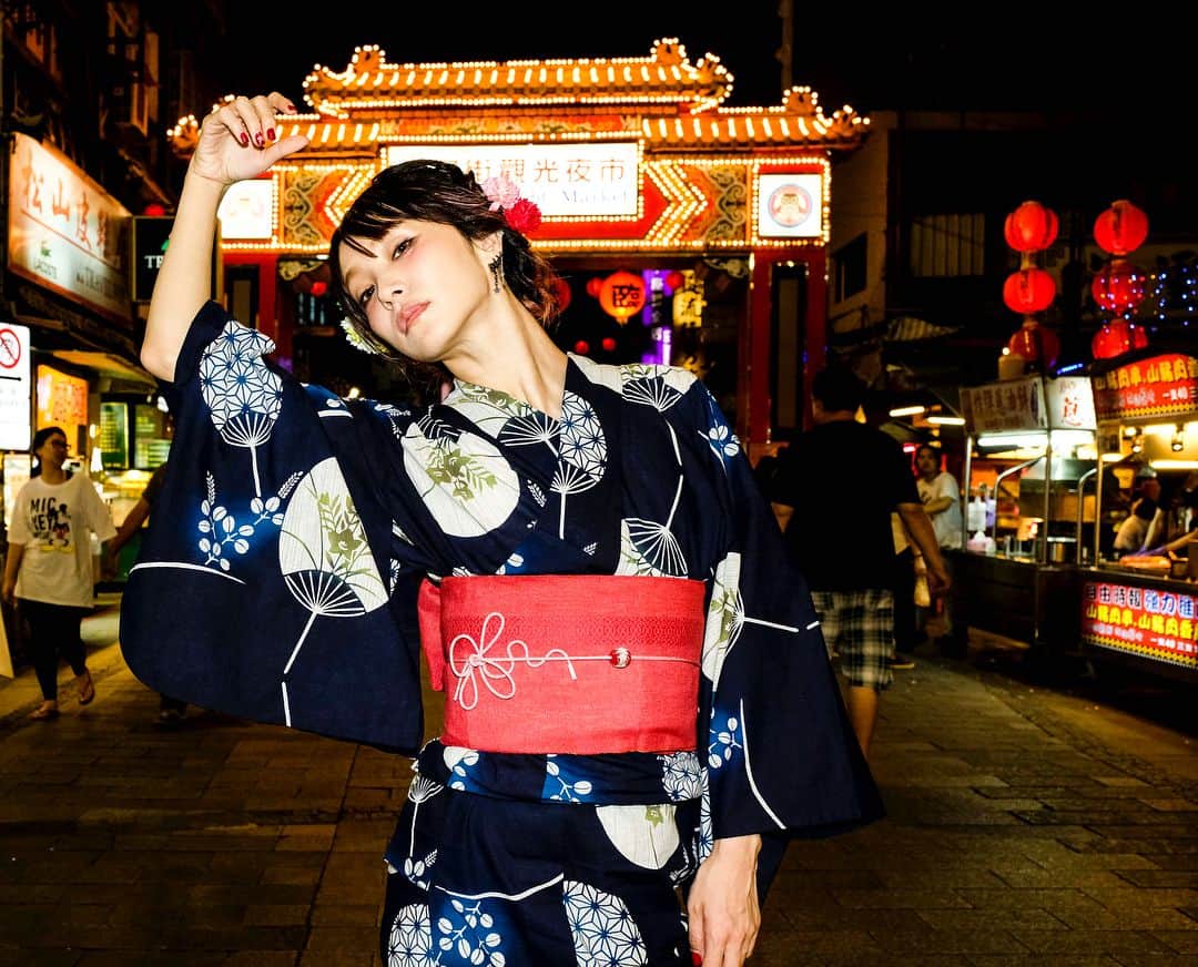 のインスタグラム：「台湾で夏満喫👘 #汗だく #LiSA #eN #台湾 #浴衣 #たばたばへあー #お母さんと妹に着付けしてもらった  #浴衣と髪は別で載せるね photo by @kamiiisaka」