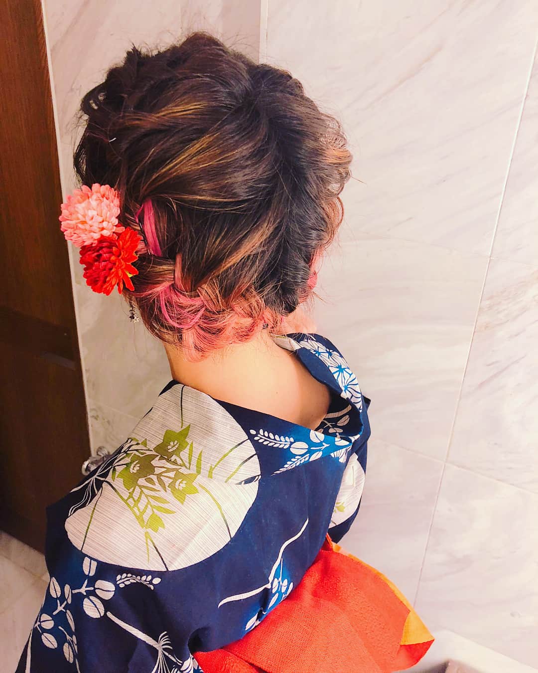 LiSAさんのインスタグラム写真 - (LiSAInstagram)「今年の浴衣は紺色うちわ。赤色も忘れずにっ\( ¨̮ )/ お母さんと妹に着付けしてもらいましたっ。髪は田端さん⠒̫⃝ @chinatsu.tabata88  #LiSA #浴衣 #紺色 #たばたばへあー #浴衣ヘアーアレンジ #りさふく #まとめ髪」8月20日 17時20分 - xlisa_olivex