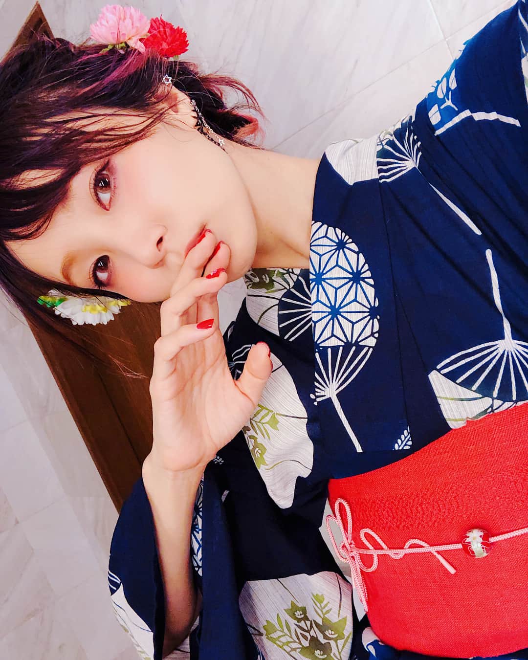 のインスタグラム：「今年の浴衣は紺色うちわ。赤色も忘れずにっ\( ¨̮ )/ お母さんと妹に着付けしてもらいましたっ。髪は田端さん⠒̫⃝ @chinatsu.tabata88  #LiSA #浴衣 #紺色 #たばたばへあー #浴衣ヘアーアレンジ #りさふく #まとめ髪」