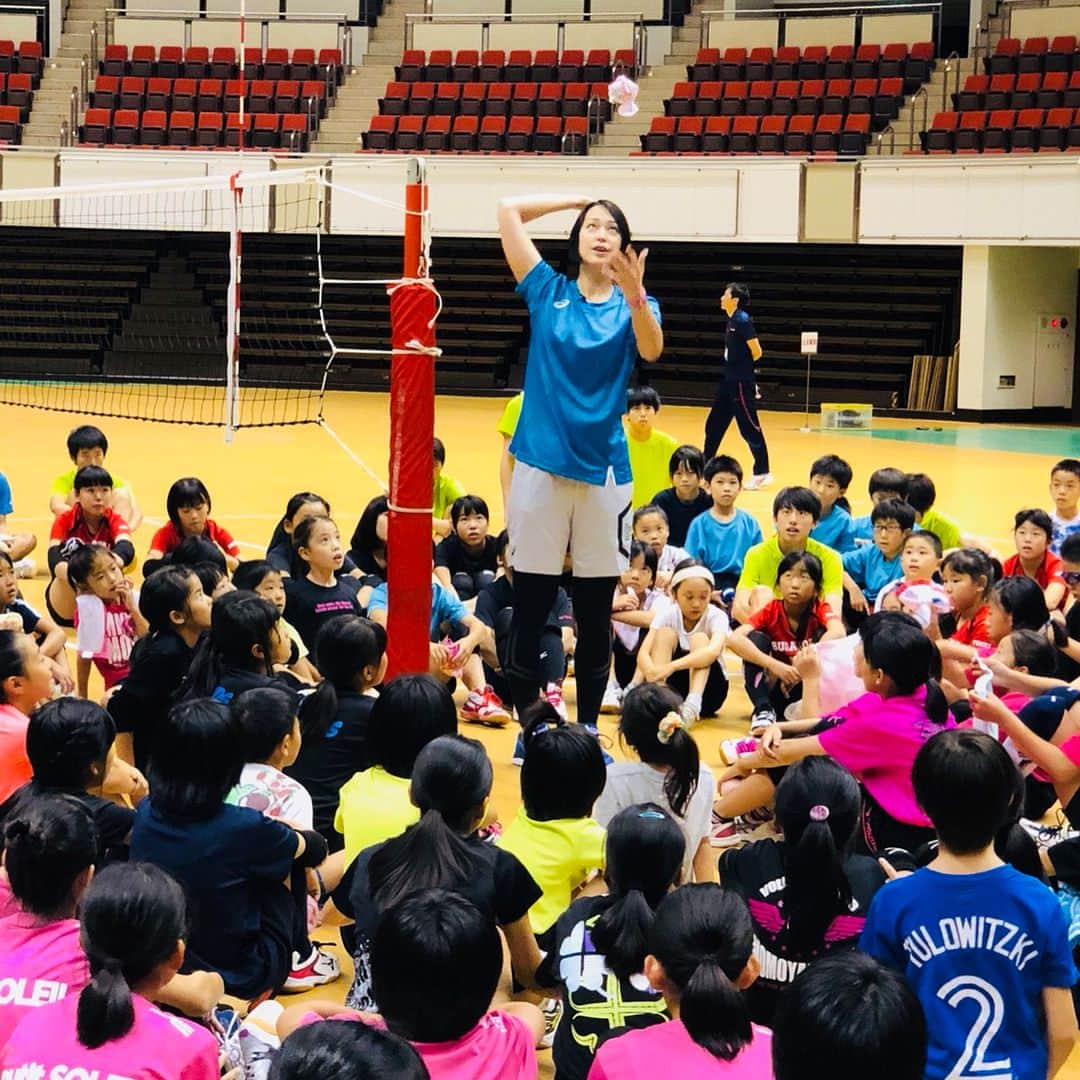 大山加奈さんのインスタグラム写真 - (大山加奈Instagram)「. . 神戸市スポーツ教育協会さまと アシックス主催の バレーボール教室を3人で😊！ . この3人でやるのは たぶん初めてかな🤔 . 3人いっしょが楽しくて 参加してくれた266人の 子供たちもとても素直で可愛くて いつも以上に時間が あっという間に過ぎました！ . . 参加してくれたみんな 関係者のみなさま ありがとうございました😊！ . . #神戸市スポーツ教育協会  #asics #アシックス  #神戸ポートアイランドホール  #大山未希 #高田ありさ  #東レアローズ #OG」8月20日 17時42分 - kanaoyama0619